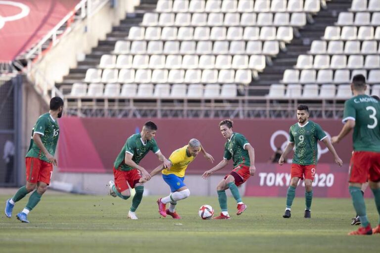 Nos pênaltis, Brasil vence México e está na final