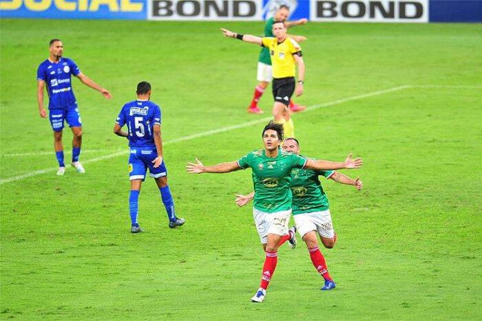 Com gol de pênalti, Cruzeiro vence o Confiança em reencontro com a torcida no Mineirão