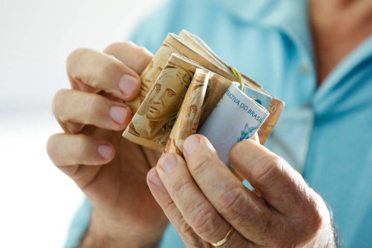 Lula confirma aumento do salário mínimo para R$ 1.320 em maio
