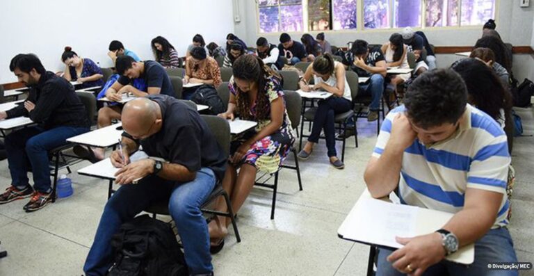 Mais de 1,6 milhão de estudantes fazem neste domingo provas do Encceja