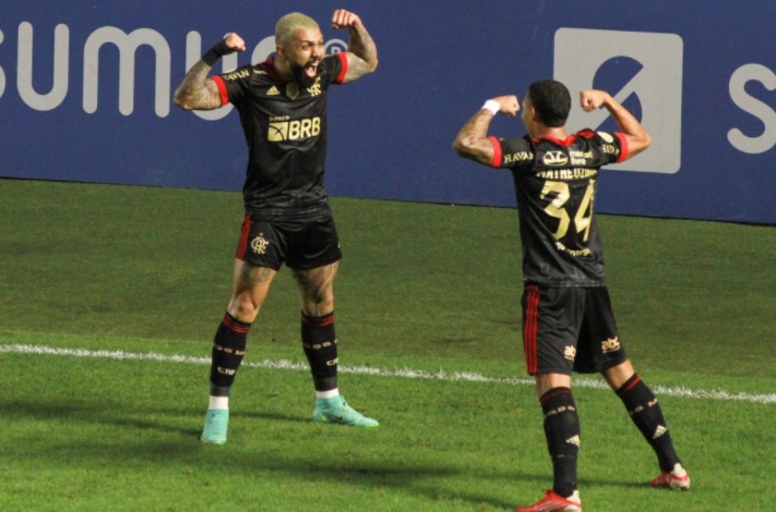 Flamengo goleia o Santos na Vila e entra no G4