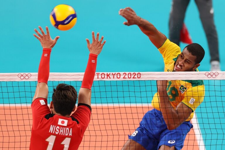 Seleção masculina de vôlei supera Japão e encara Rússia na semifinal em Tóquio