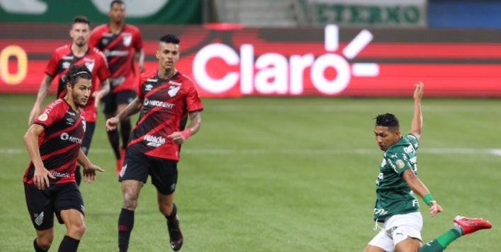 Palmeiras supera Athletico-PR e encerra sequência de três derrotas no Brasileirão