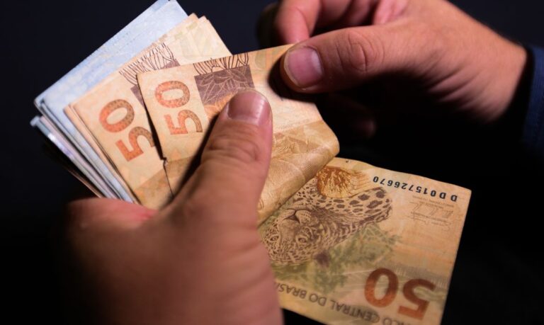 Salário mínimo de R$ 1.320 começa a valer hoje