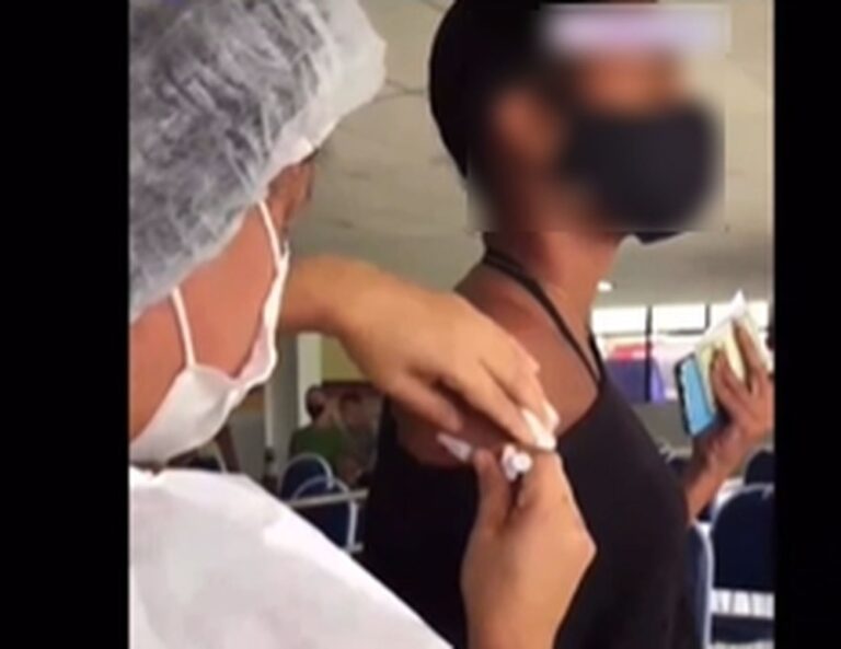 Técnica em enfermagem que não aplicou vacina e é afastada da função
