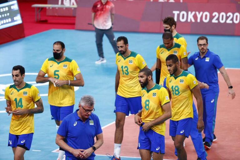 Seleção leva virada de russos e jogará pelo bronze no vôlei