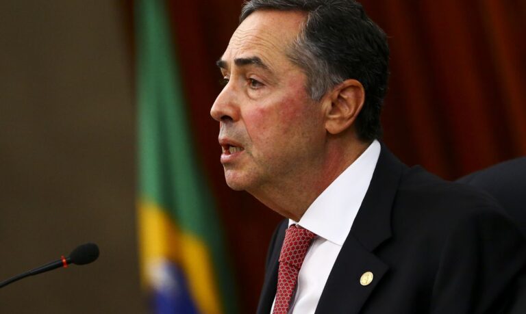 Covid: Barroso suspende parte da portaria do governo que impedia demissão de quem não se vacinar