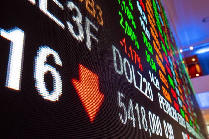 Ibovespa cai 3,78% e tem maior queda desde março com crise política