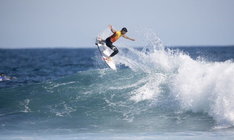 Medina acerta backflip, bate Filipe Toledo duas vezes e é tricampeão mundial da WSL