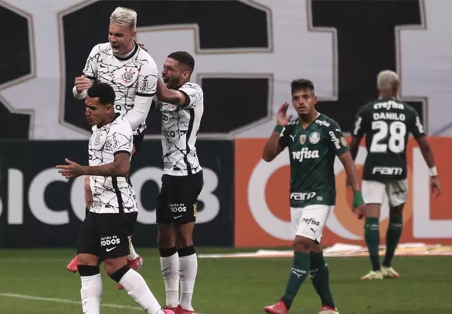 Róger Guedes faz dois gols e Corinthians vence o Palmeiras