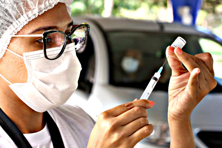 Aracaju vacinará adolescentes de 15 anos e ampliará reforço para idosos