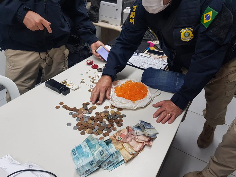 PRF detém suspeitos por furto e tráfico de drogas