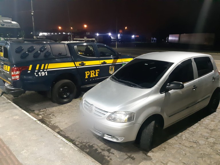 Polícia Rodoviária Federal apreende drogas em carro de passeio