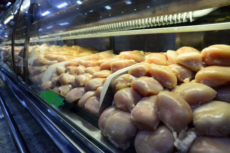 Especialista fala sobre hábito de lavar frango cru