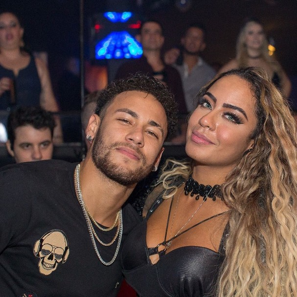 Irmã de Neymar perde a paciência e reclama de Galvão por comparação com Messi