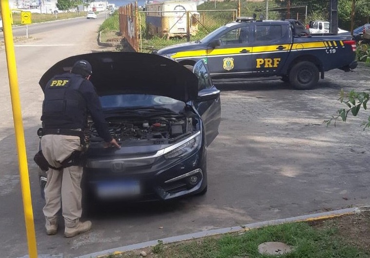 Polícia Rodoviária Federal recupera veículo roubado