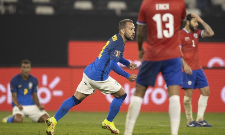 Eliminatórias: mesmo jogando mal, Brasil vence Chile