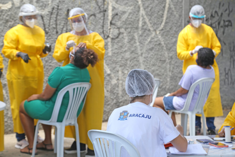 Coronavírus ainda demanda atenção, mesmo com taxa de transmissão baixa