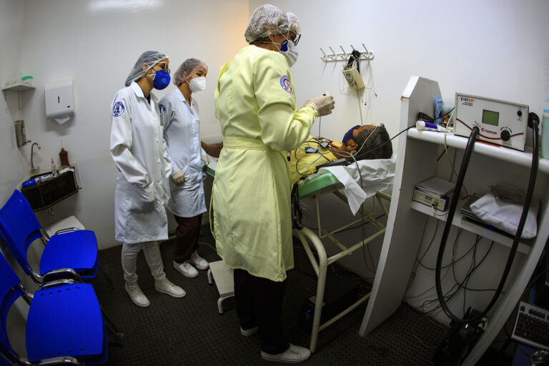 Tonturas e zumbidos podem ter causas emocionais provocadas pela pandemia