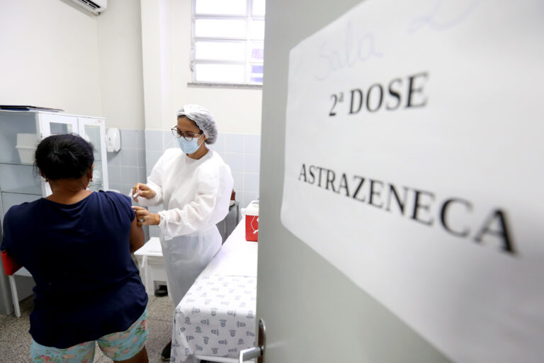 SMS antecipa a partir de hoje 2ª dose da AstraZeneca