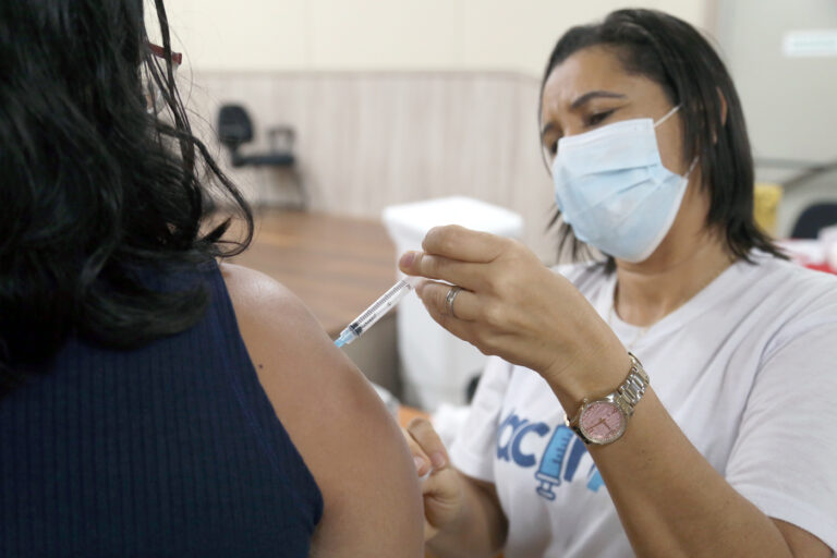 SMS antecipa segunda dose para quem recebeu imunizantes da AstraZeneca e Pfizer