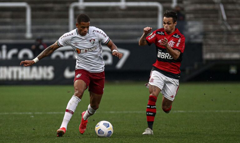 Fluminense e Flamengo disputam clássico no Maracanã