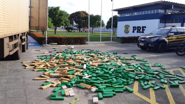 PRF apreende grande quantidade de drogas escondidas em carreta