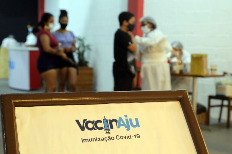 Vacinação de adolescentes de 12 a 17 anos segue até segunda-feira