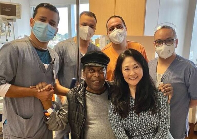 Pelé recebe alta após um mês internado em SP