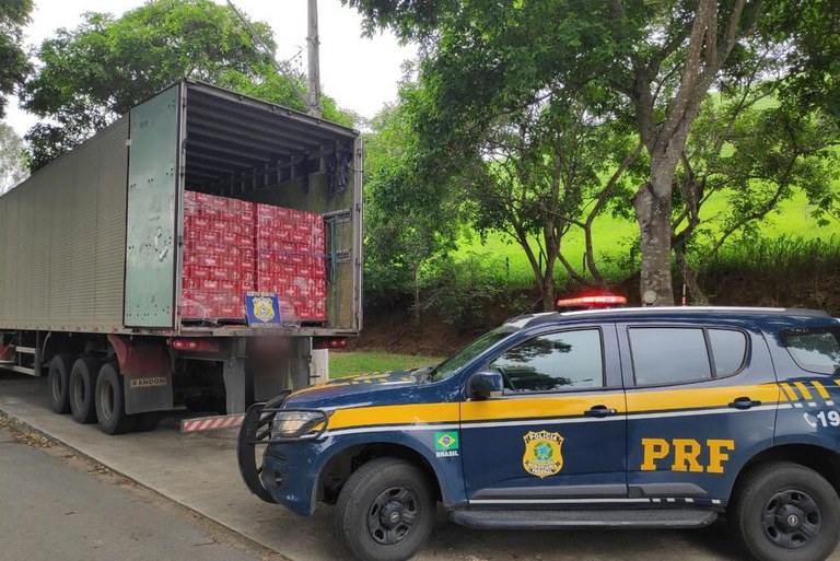 PRF apreende carga com quase 200 mil latas de cerveja