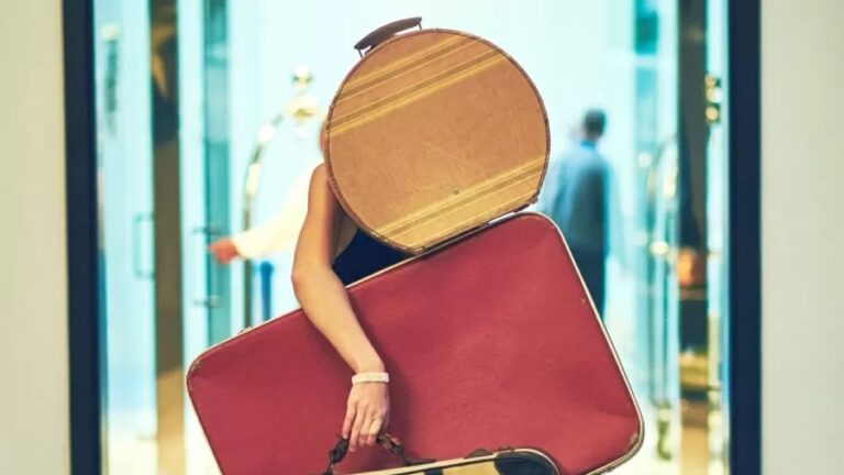 Apesar do dólar, brasileiros retomam viagens internacionais; gasto sobe 57%