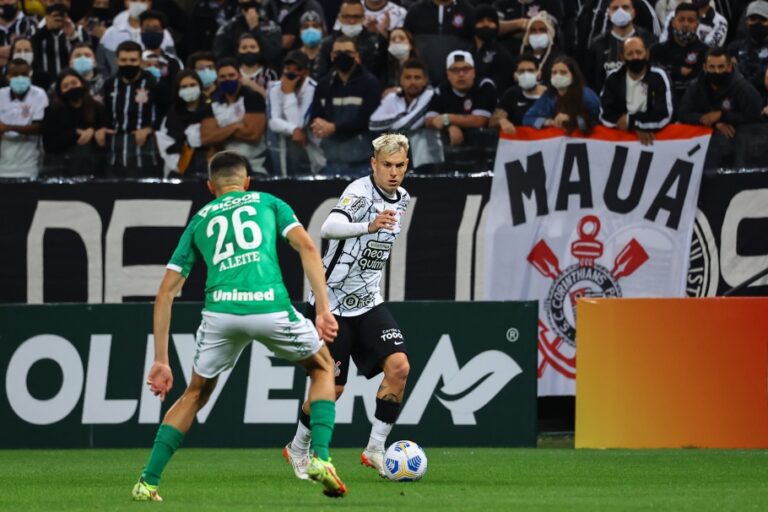 Corinthians bate Chapecoense com gol no último lance