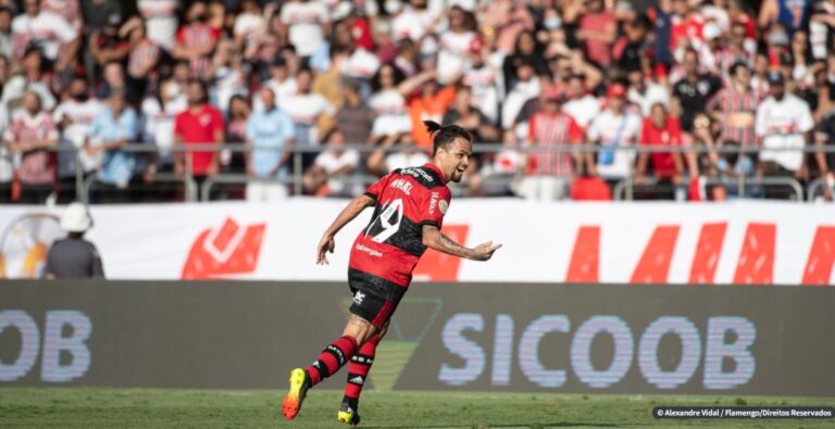 Flamengo passeia no Morumbi e goleia São Paulo por 4 a 0 no Brasileiro