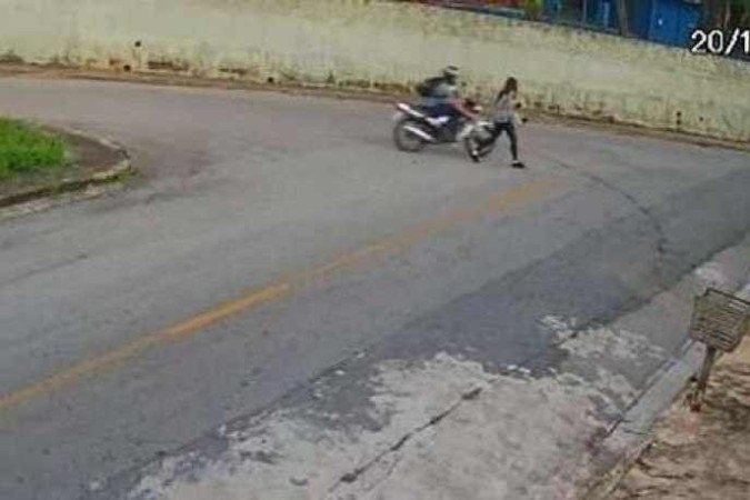 Câmeras flagram momento em que homem de moto ataca mulher em cidade de MG