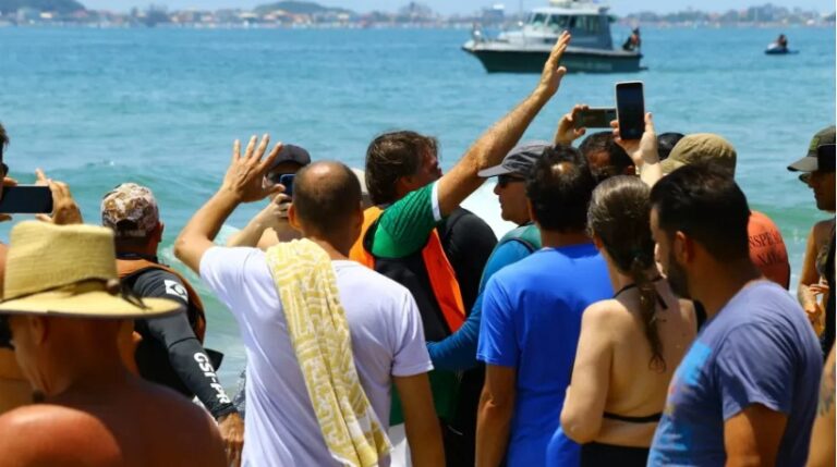 ‘Espero não ter que retornar antes’, diz Bolsonaro sobre férias em SC