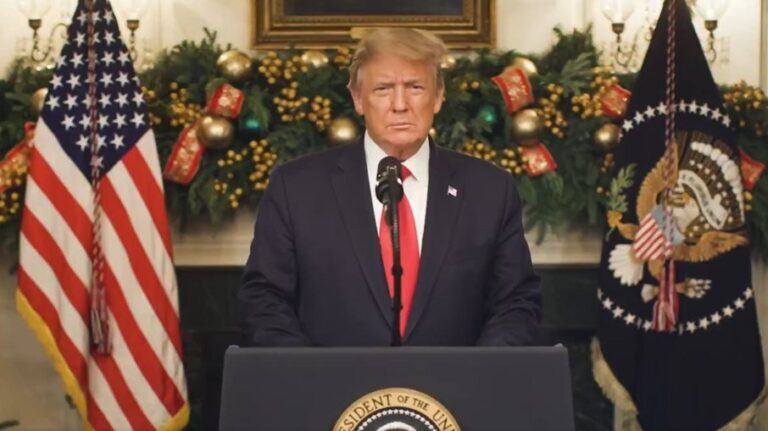 Sob vaias, Trump defende vacina e recebe agradecimento da Casa Branca
