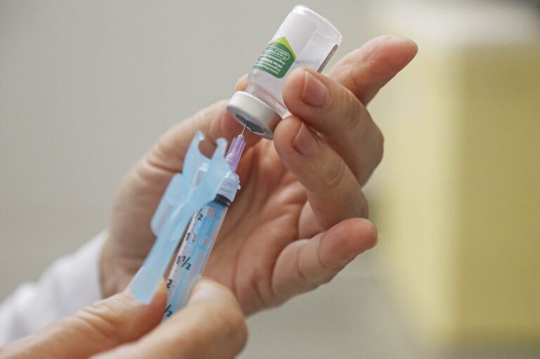 Vacinas anticovid evitaram quase 20 milhões de mortes em 2021, diz estudo