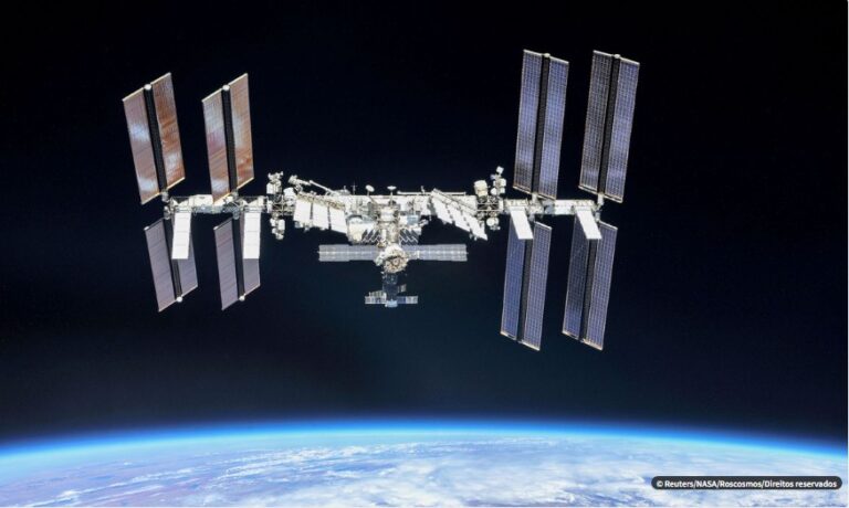 Bilionário japonês retorna à Terra após visita à Estação Espacial