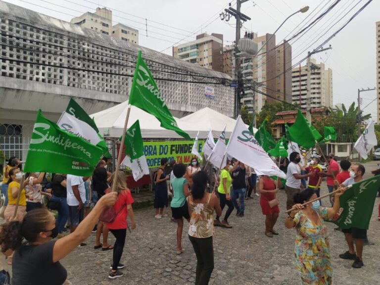 Sindipema faz vigília na porta da Semed por rateio das sobras do Fundeb