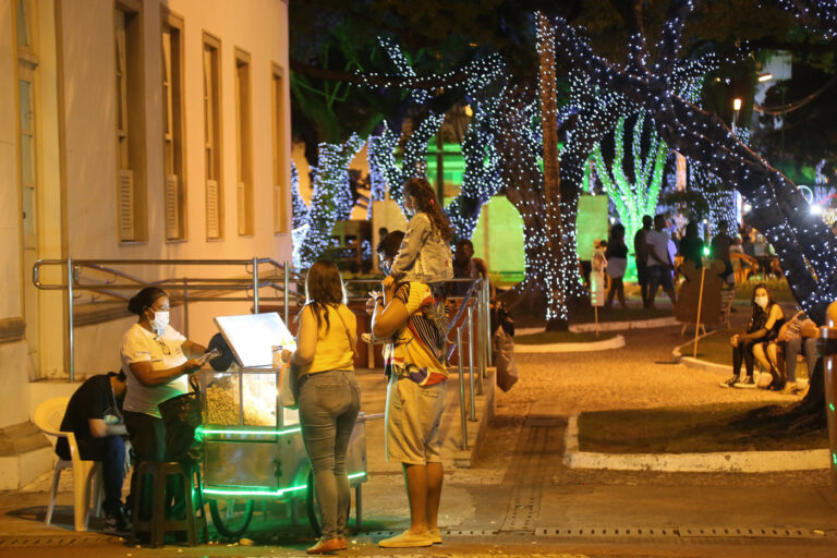 Natal Iluminado: noite de Natal no Centro terá canto coral e teatro de fantoches