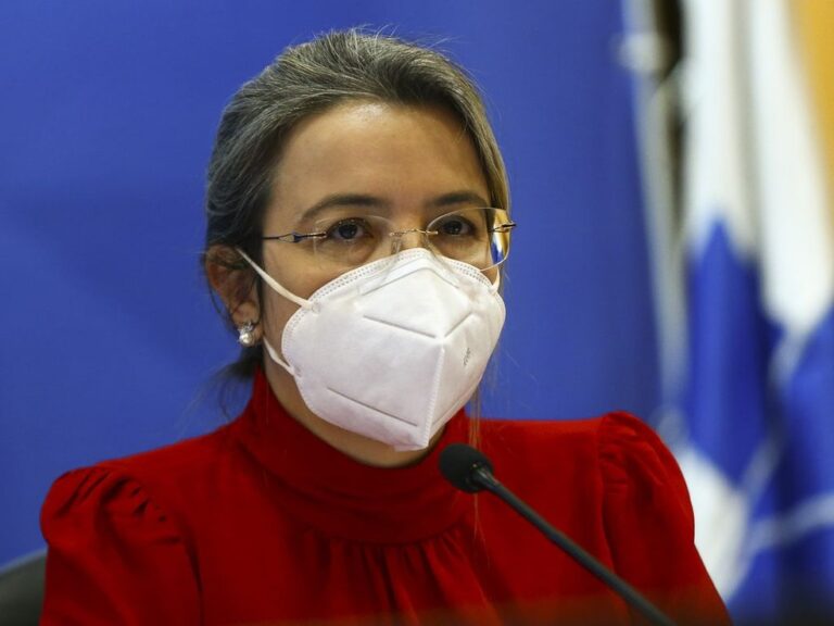 Negligenciar dose de reforço e abandonar máscara podem prejudicar combate à variante ômicron, diz secretária de enfrentamento à covid-19