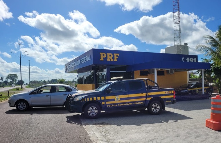 PRF recupera na BR-101 veículo roubado em Salvador/BA