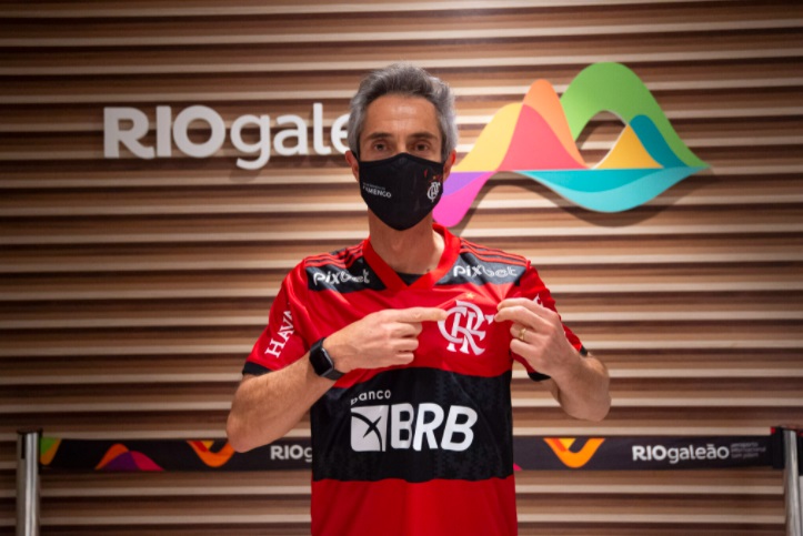 Paulo Sousa desembarca no Rio de Janeiro e inicia sua trajetória pelo Flamengo