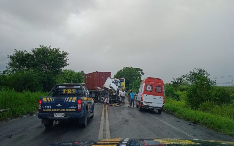 Colisão entre ônibus e carreta deixa dois mortos e sete feridos na BR-101