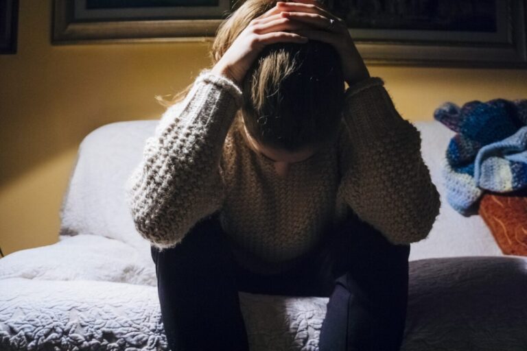 Pesquisa comprova que mulheres sofrem mais que homens no ambiente de trabalho
