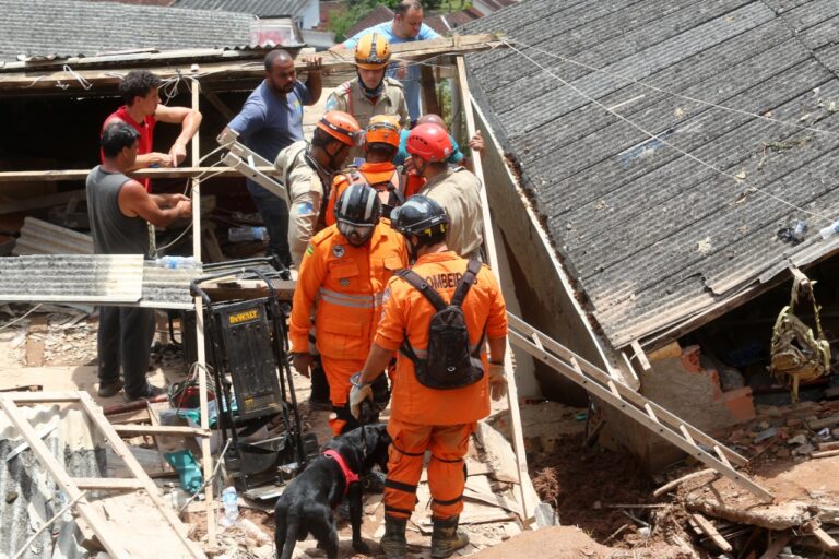 Bombeiros e cães de SE já auxiliaram na localização de sete vítimas em Petrópolis