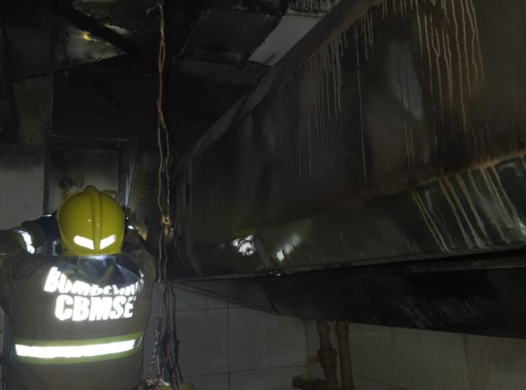 Corpo de Bombeiros atende ocorrência de incêndio em shopping de Aracaju