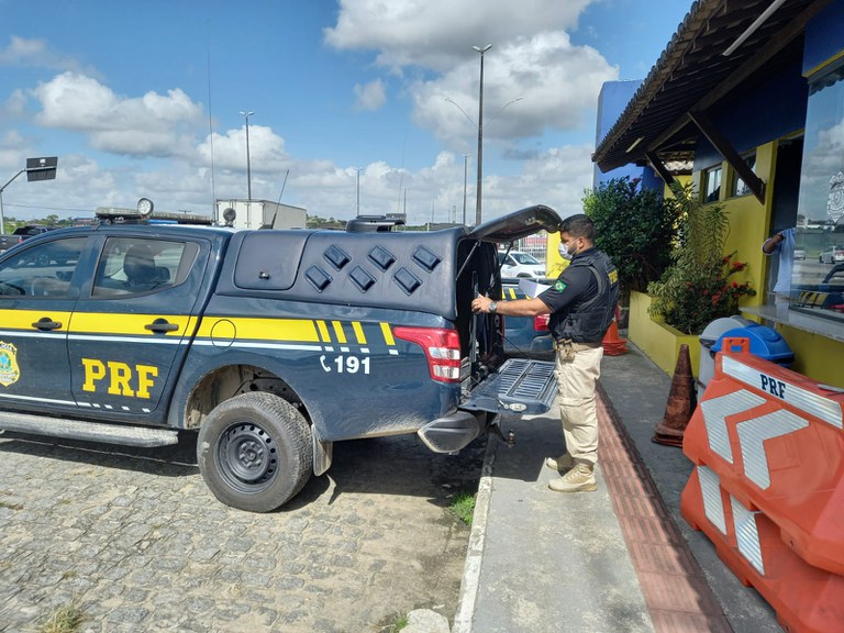 PRF detém homem com mandado de prisão em aberto