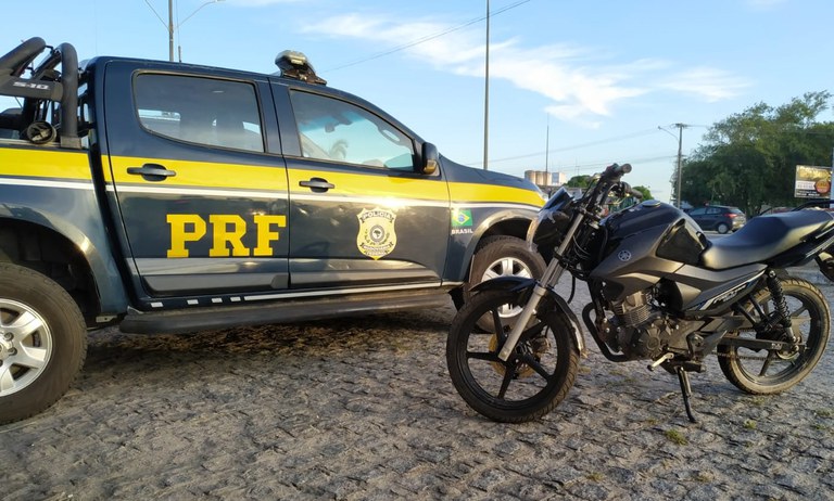 PRF recupera na BR-101 motocicleta roubada em Aracaju