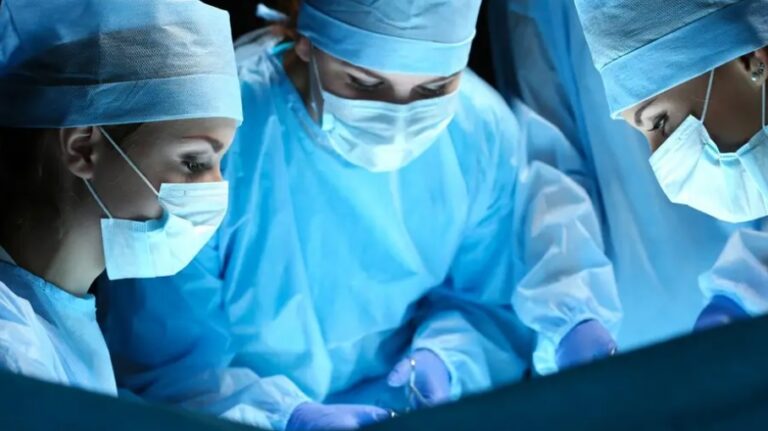 Médicos voltam ao esgotamento físico com variantes e falta de estrutura, diz pesquisa